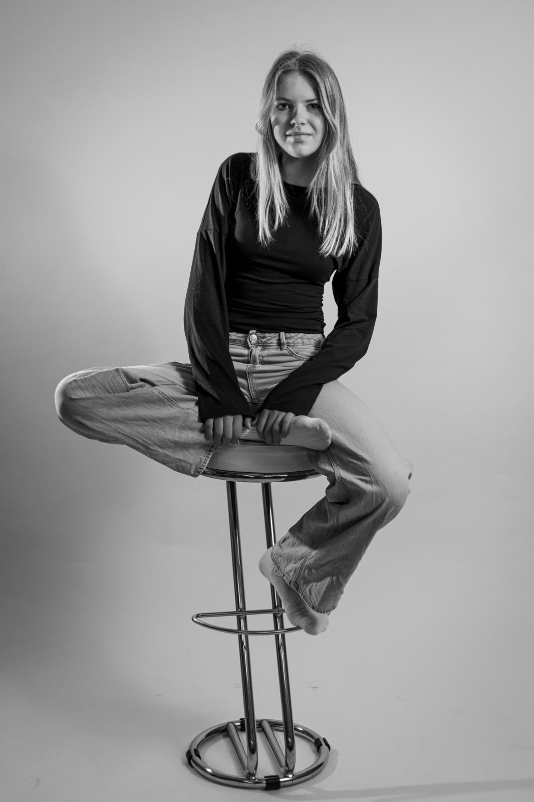 Zwart-wit portret op een kruk