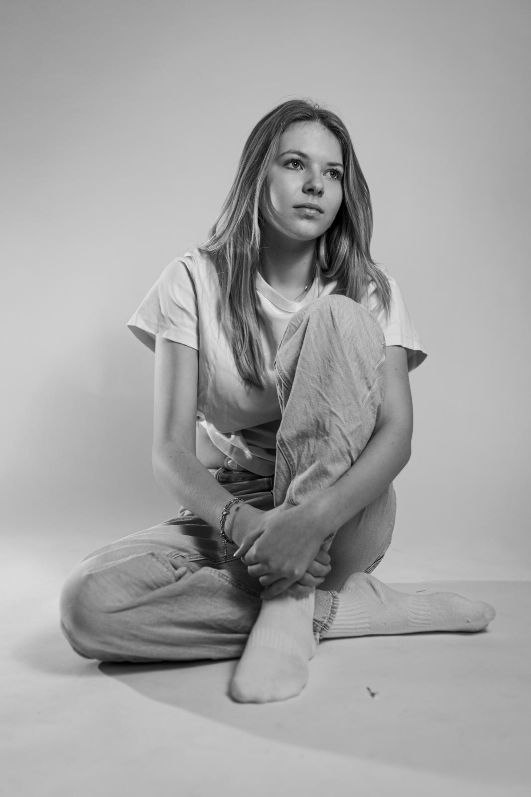 Zwart-wit portret, zittend op de grond