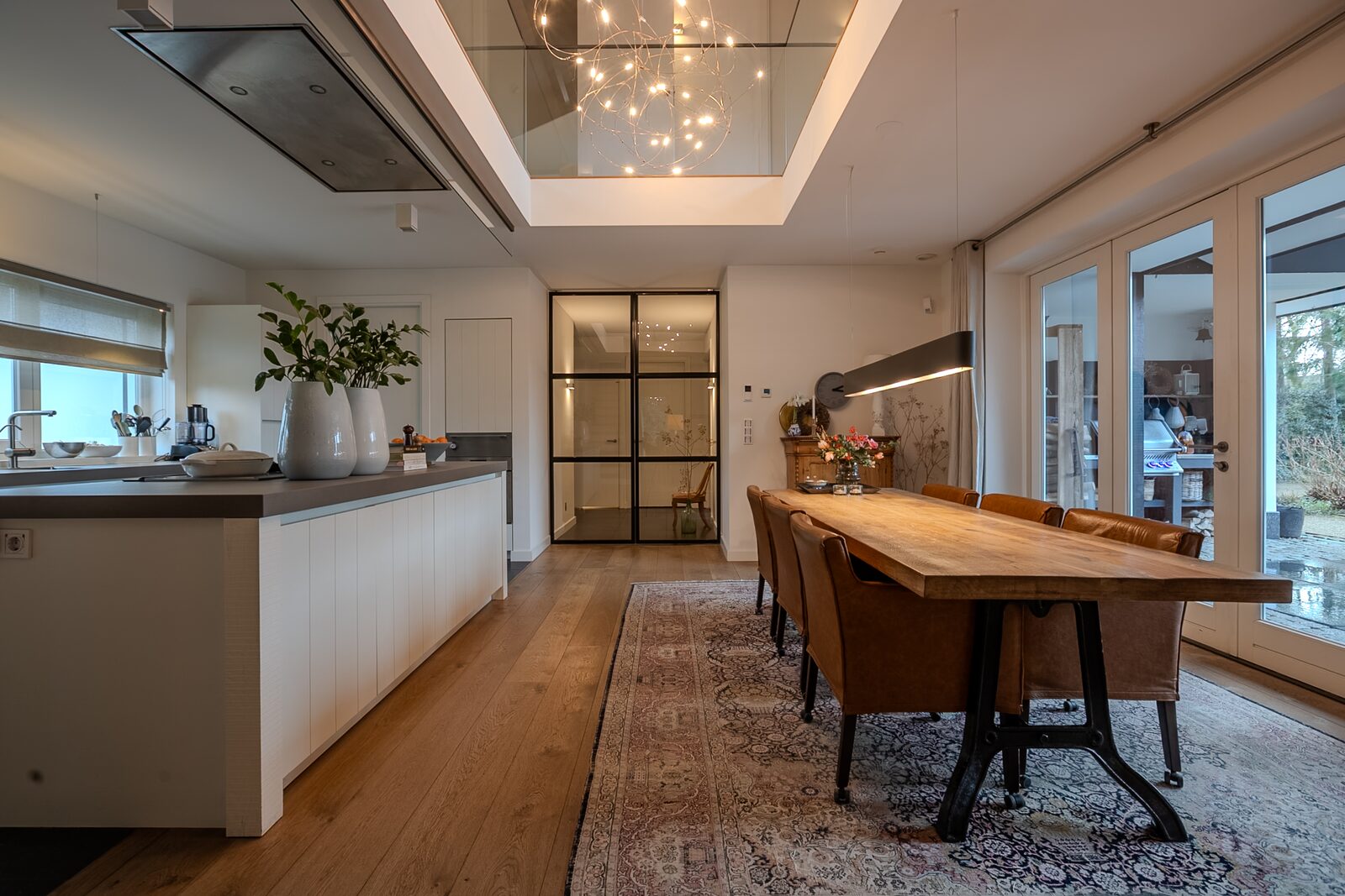 Open leefruimte met daklicht