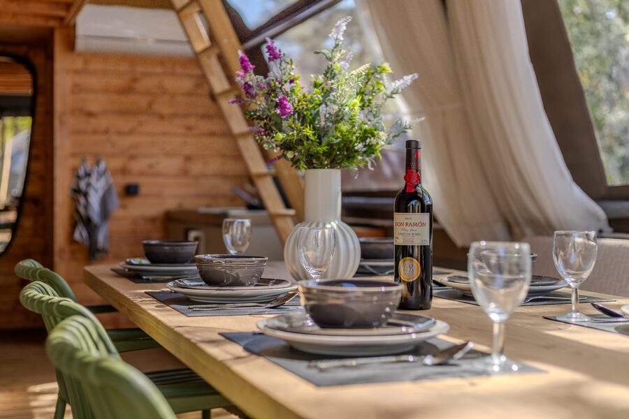 Gedekte tafel met bloemen